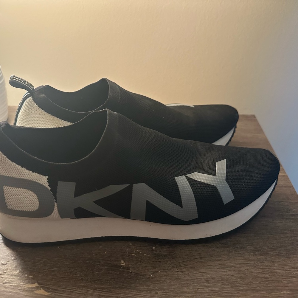 DKNY Adrian Women's Shoes Logo Knit Sneakers Black White PAF-2112 Size  11 USED